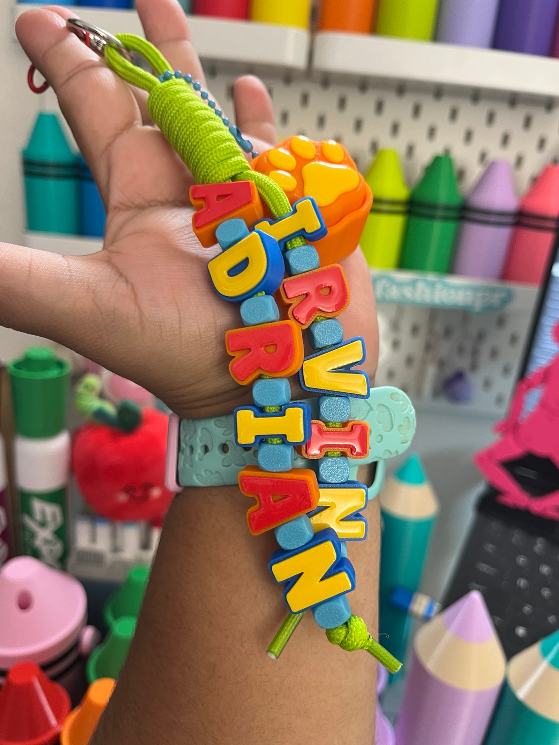 Detalle de dos llaveros personalizados con clicker y combinación de colores
