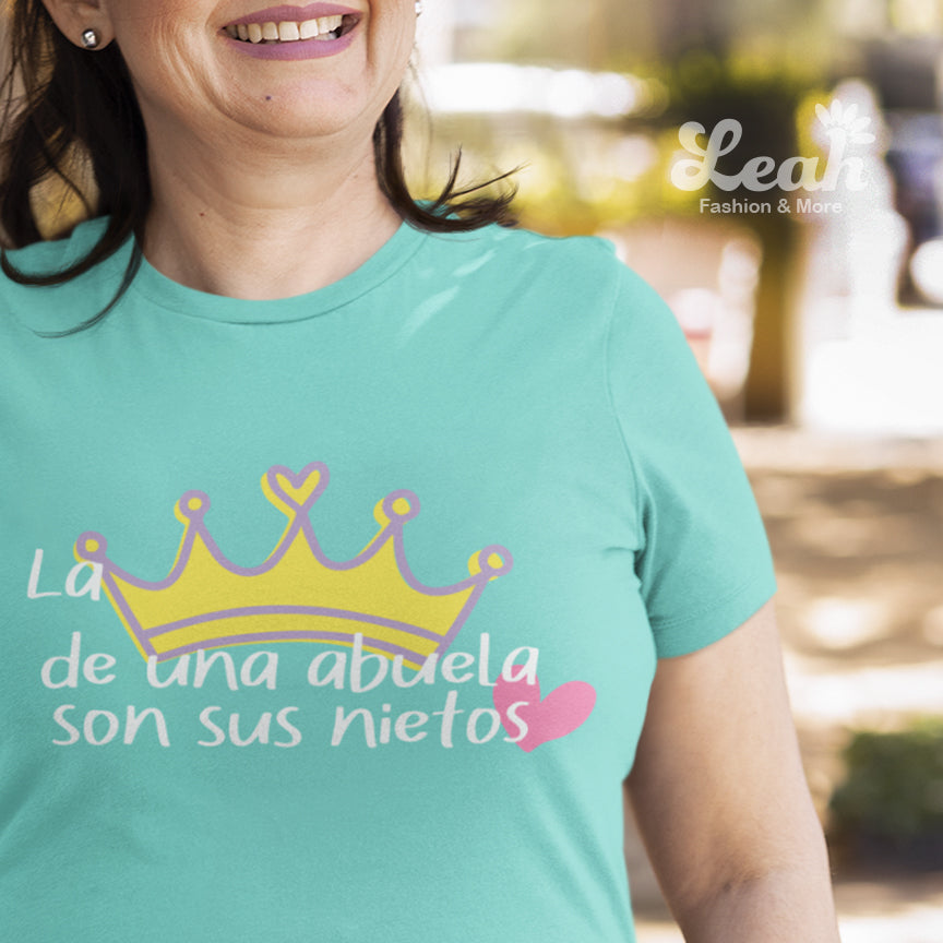 La corona de una abuela son sus nietos T-Shirt