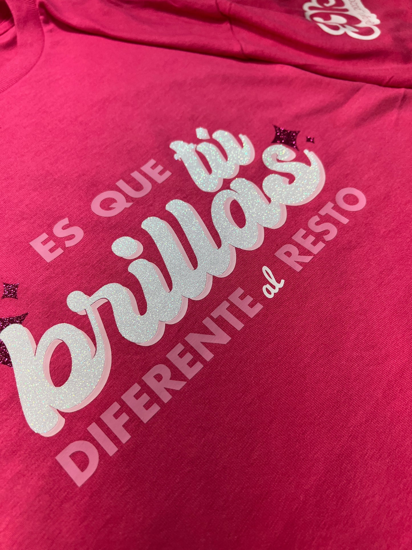 Es que tú brillas diferente al resto T-Shirt