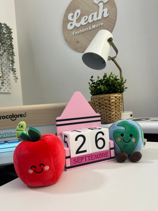 Calendario estilo crayón 3D rosa con accesorios escolares