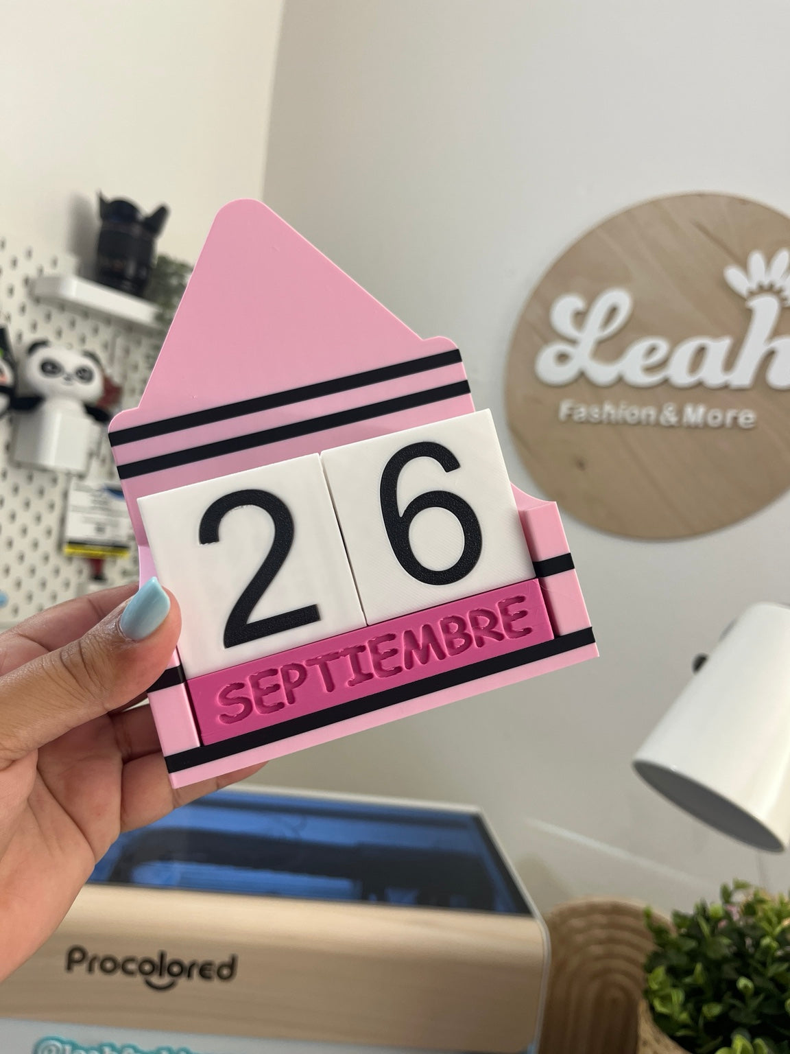 Calendario estilo crayón 3D mostrado en mano