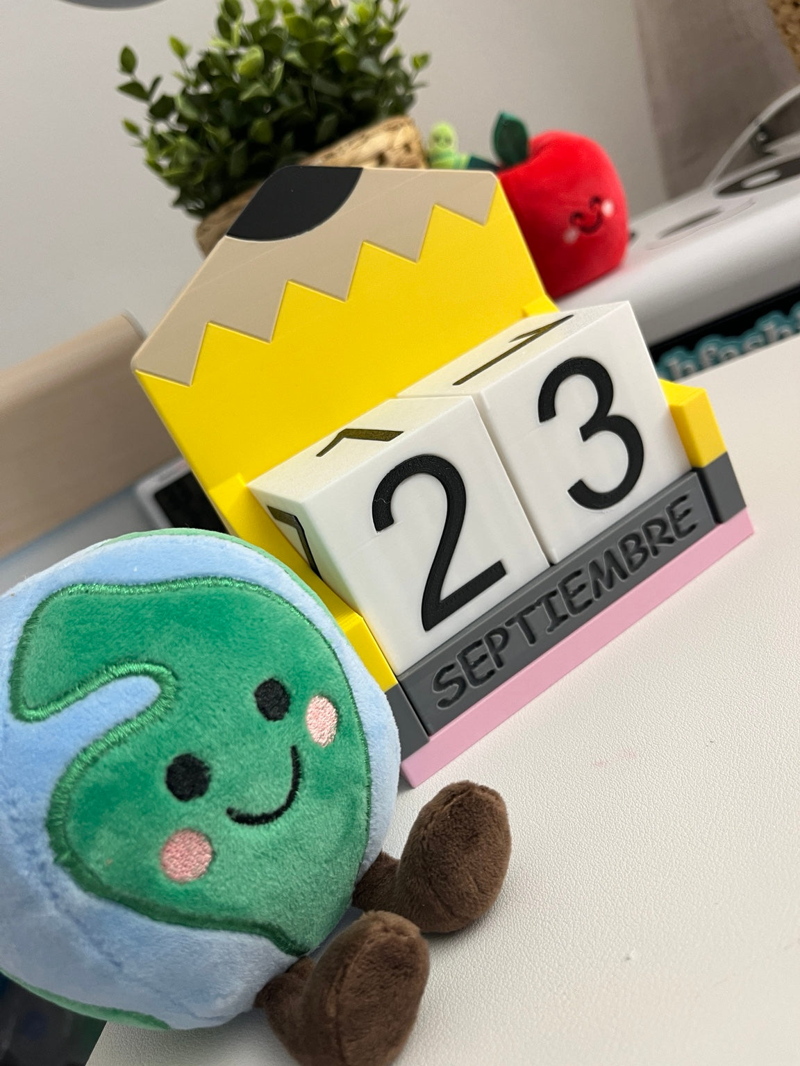 Calendario Lápiz 3D amarillo con accesorio escolar
