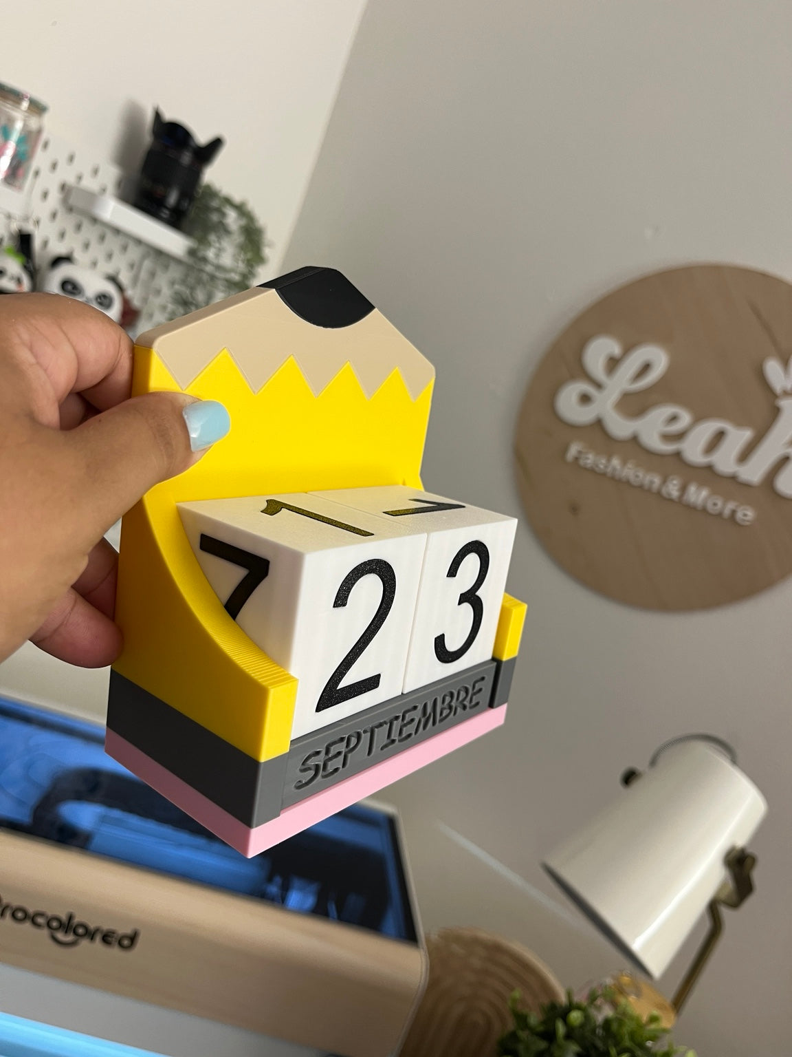 Vista lateral del Calendario Lápiz 3D