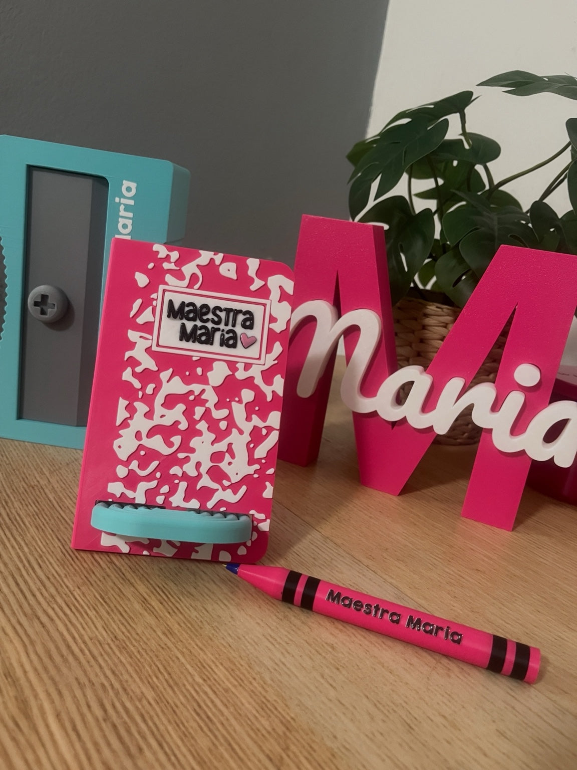 Inicial 3D personalizada M decorando escritorio de maestra