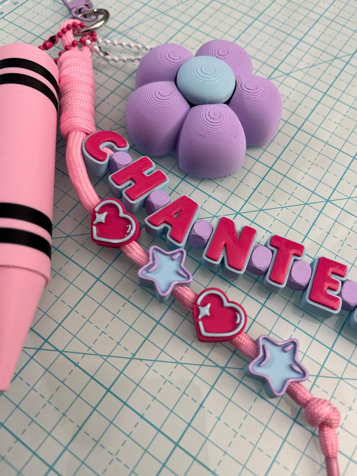 Detalle del llavero personalizado Chantelle con charms de corazones y estrellas