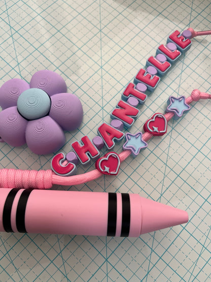 Llavero personalizado Chantelle con clicker de flor y accesorio de crayola