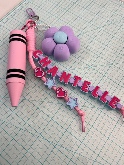 Llavero 3D personalizado con nombre Chantelle, charms y clicker de flor