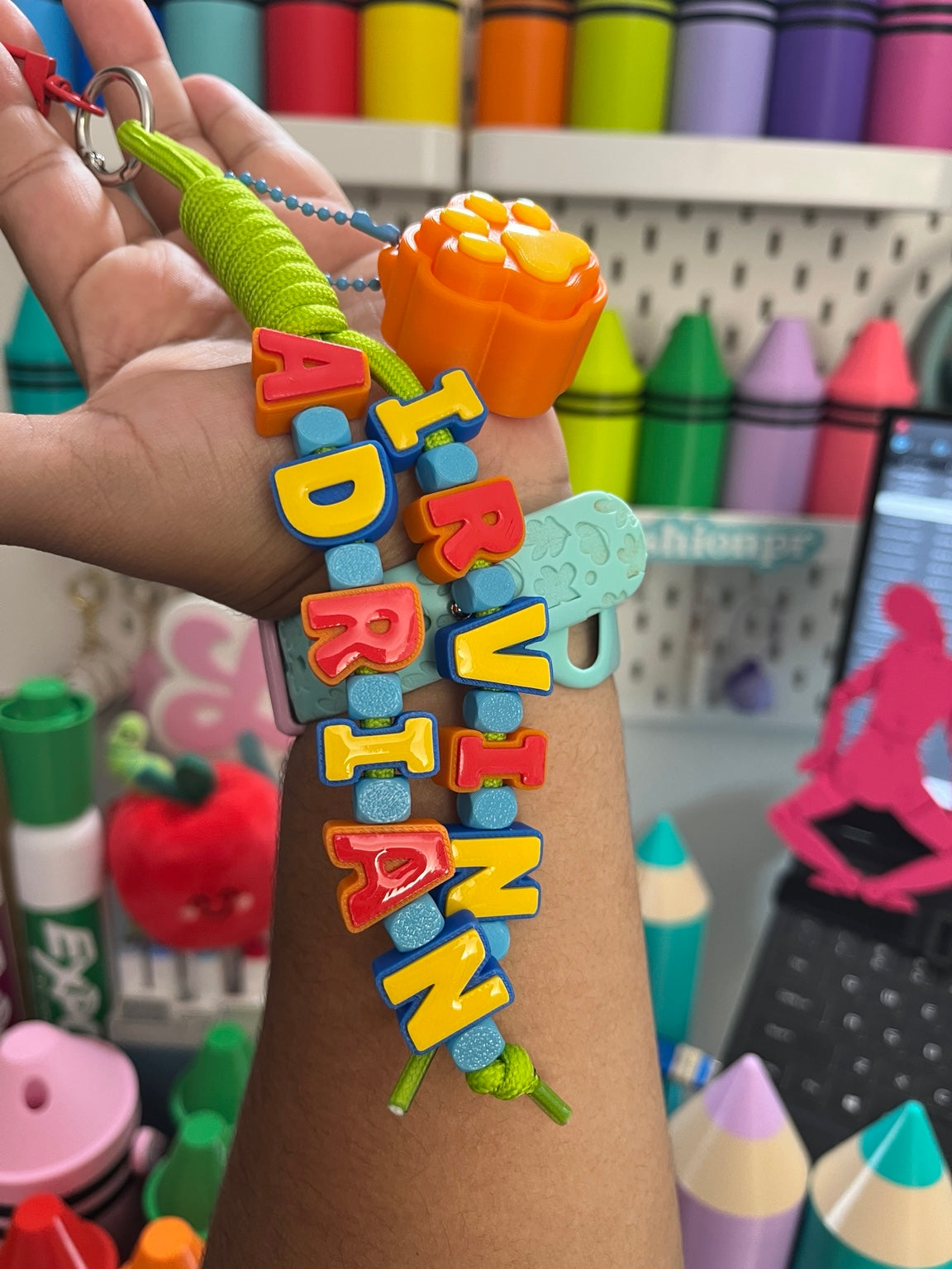 Llaveros 3D personalizados con los nombres Irvin y Adrian y clicker de huellita